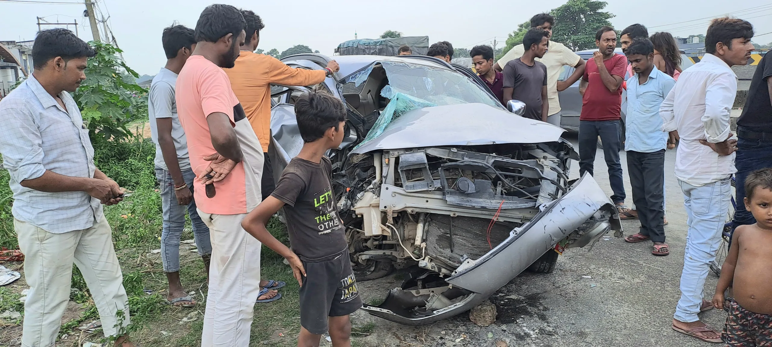 एनएच-27 पर गड्ढे से बचने में कार हुई हादसे का शिकार, चार लोग गंभीर रूप से घायल।