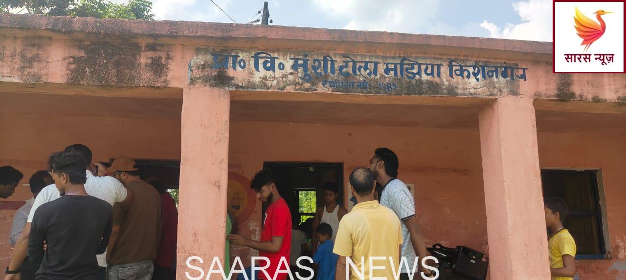 प्राथमिक विद्यालय मुंशी टोला मझिया में व्यवस्था सुधार की ग्रामीणों ने की मांग।