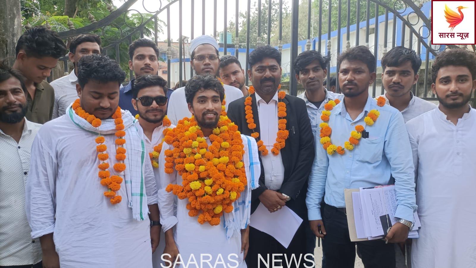 निर्दलीय प्रत्याशी फैजान अहमद ने दाखिल किया नामांकन, समर्थकों ने फूलों की मालाओं से किया जोरदार स्वागत।
