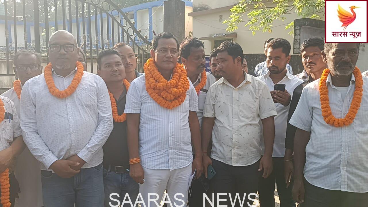 ठाकुरगंज विधानसभा से निर्दलीय प्रत्याशी वासुदेव सिंह ने दाखिल किया नामांकन, समर्थकों ने जमकर किया स्वागत।