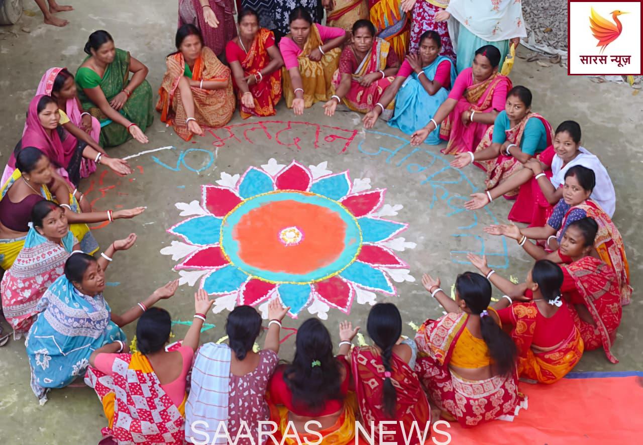 लोकतंत्र के महापर्व में जीविका दीदियों की भागीदारी — रंगोली, नारों और जनसंदेशों से मतदाताओं को कर रहीं जागरूक।