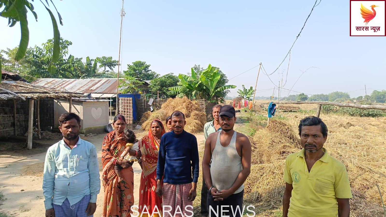 दर्जन टोला गांव में 11 हजार वोल्टेज लाइन पर मौत का खतरा, बांस-बल्लों के सहारे बिजली आपूर्ति से ग्रामीण सहमे।